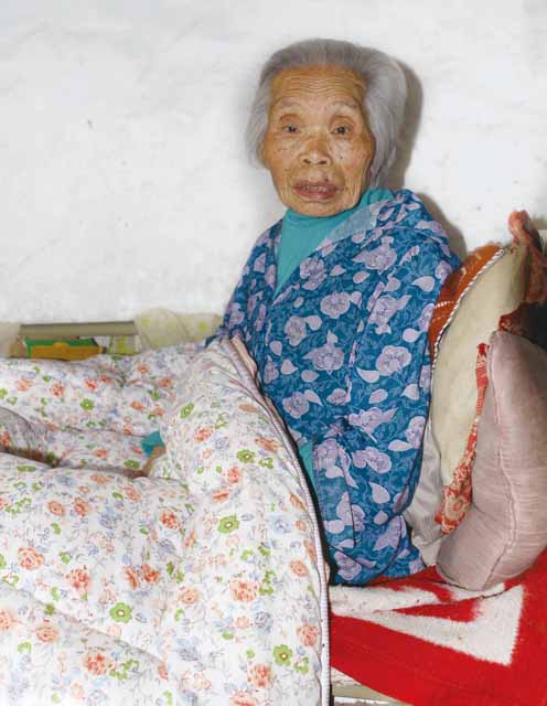虽卧床不起，但心态良好的108岁老人吴椤英