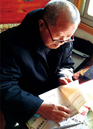王大文签名盖章向来访者赠送《中医痘科皮肤病诊疗》