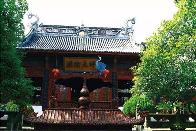 在以滋阴大师为牌匾的纪念馆外，悬挂着代表延年的仙鹤