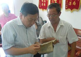 肖鲁伟会长（左）查阅章济平临证用药医案记录