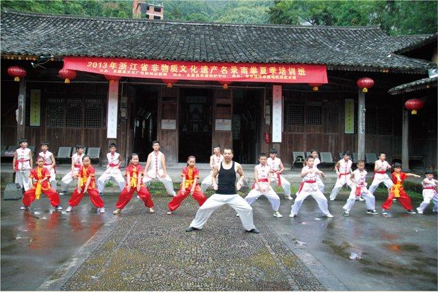 吴守武在2013年浙江省非物质文化遗产名录南拳夏季培训班上传授南拳套路