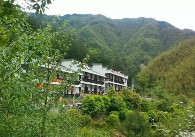 群山环抱中的“源头谷休闲山庄”