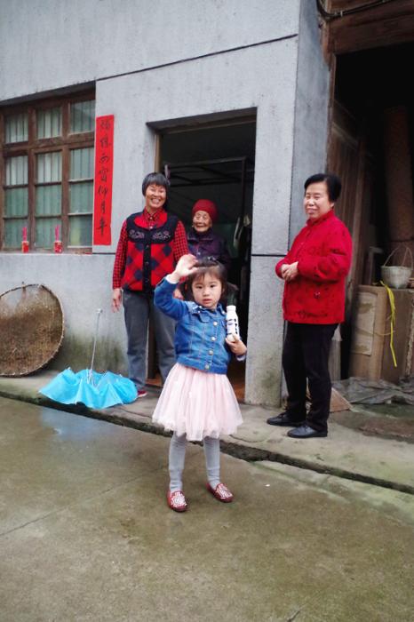 老人与邻居相处很和谐