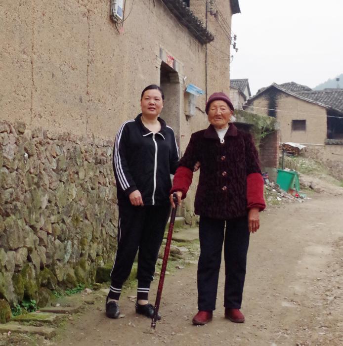 蒋菊仙在晚辈陪同下目送我们