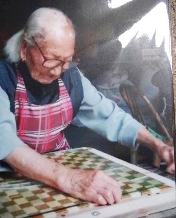 翻拍的蒋菊仙穿竹片照片