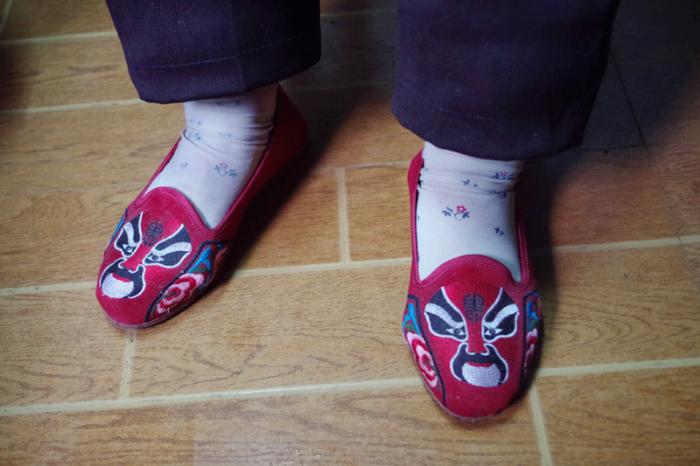 老人的绣花布鞋