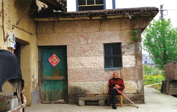 陈瑞连安坐门口，气场强大