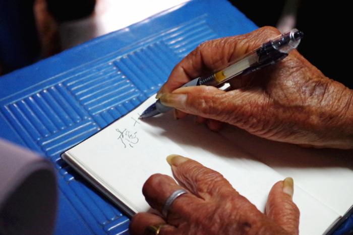 应菊卿写起字也落落大方