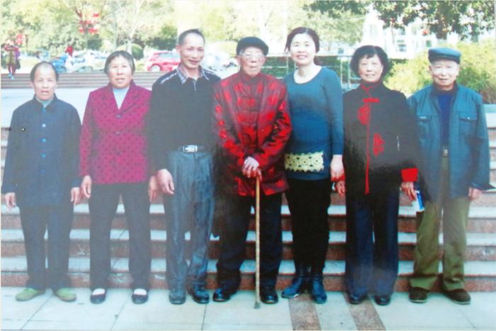 陈宫明与家人合影