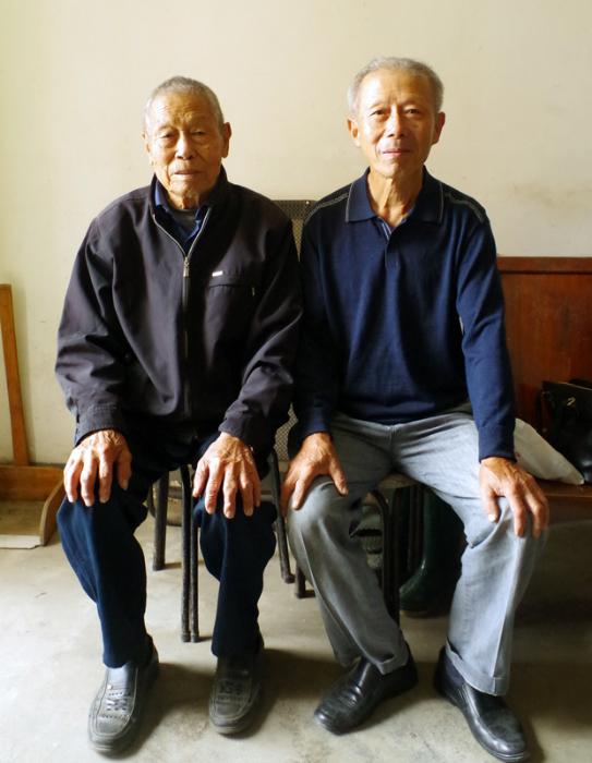 张明西（左）与儿子