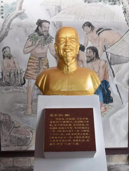 衢州神农殿内供奉的雷丰塑像