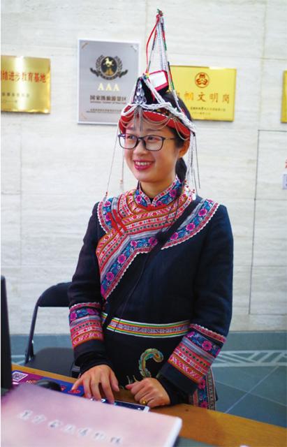 大厅穿畲族服饰的小姑娘