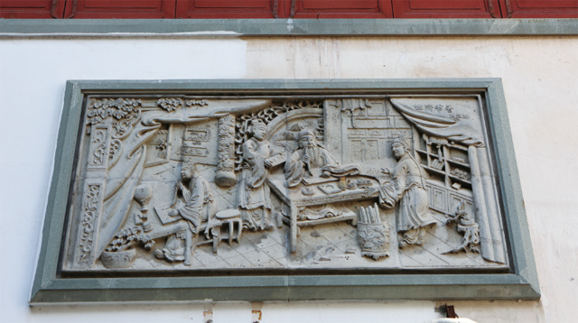 镶嵌在外墙的砖雕