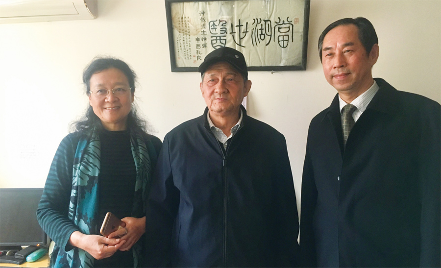 省中医药学会副会长兼秘书长王晓鸣、平湖市中医院周富明主任医师（右）与戈氏儿科第八代传人戈志良（中）合影